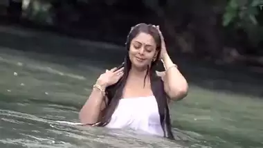 Xxx Ii Video Hot Sxxoi - Huge Boob Housewife Nagma Bathing Scene indian sex video